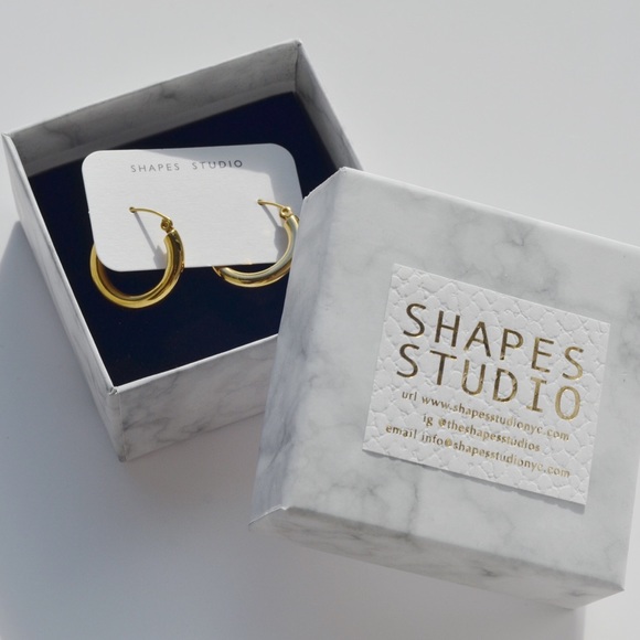 The Must Have Minimalist Golden Hoop Earrings - Picture 4 of 7